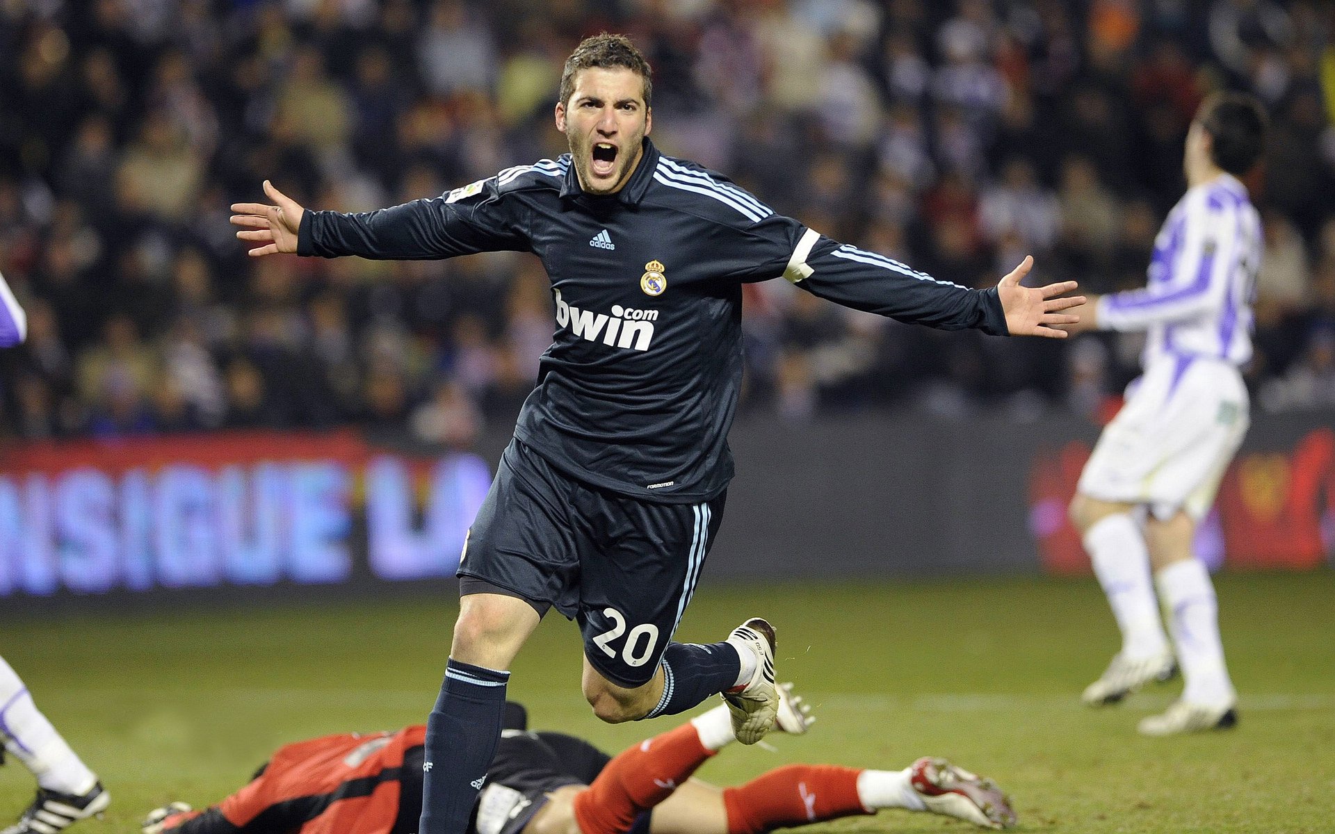 卡马文加临危受命，阿根廷血拼丹麦上演逆转奇迹