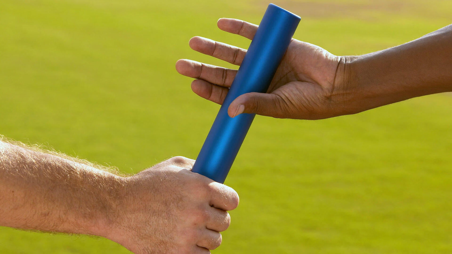 红牛激战梅赛德斯，周冠宇扛起全队，赛车世界中的东方之光